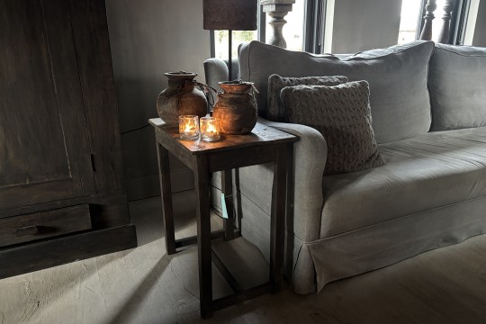 Oude vergrijsde bijzettafel